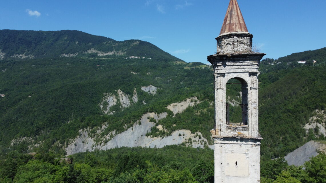 La Parrocchia abbandonata rimasta sola con il suo vecchio cimitero